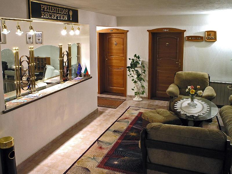 Хотел Златна Котва Kazanluk Bagian luar foto